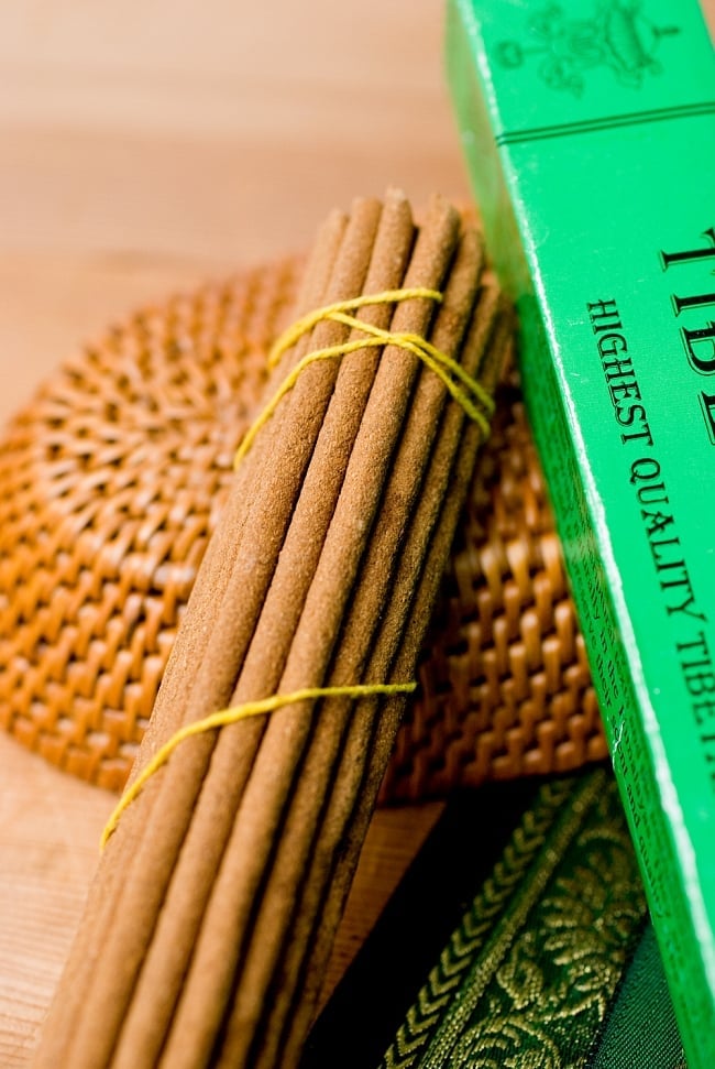 【6個セット】Tibetan Flower Incense -チベタンフラワー香 3 - このようにインド香とは太さが異なっています。
