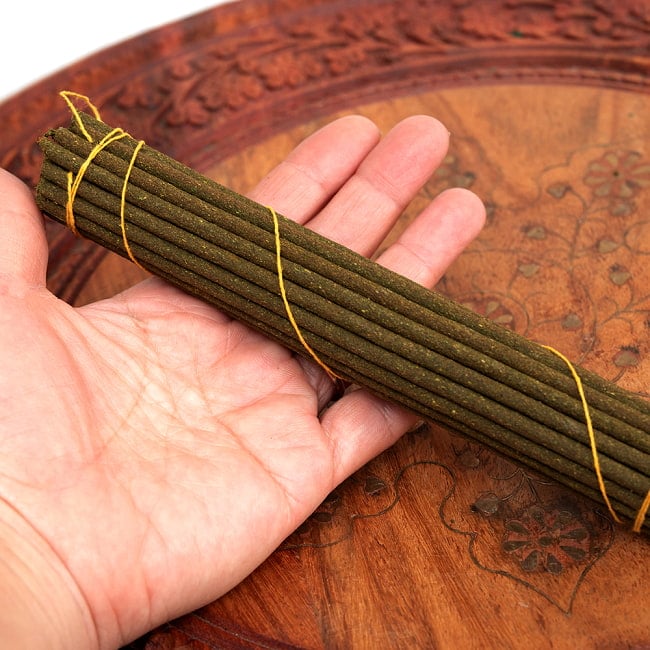 【6個セット】Mt.Everest Ritual Tibetan Incense -エベレスト香 4 - 長さはだいたいこのような大きさになります。
