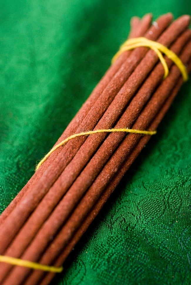 【6個セット】Kalachakra Incense-カーラチャクラ香(ミニサイズ） 3 - このようにインド香とは太さが異なっています。
