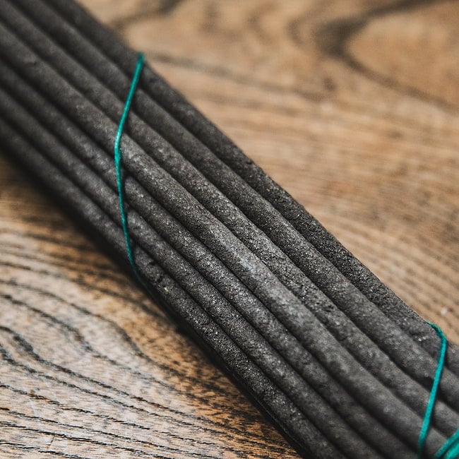 【6個セット】Lotus Incense -ロータスチベタン香 3 - このようにインド香とは太さが異なっています。
