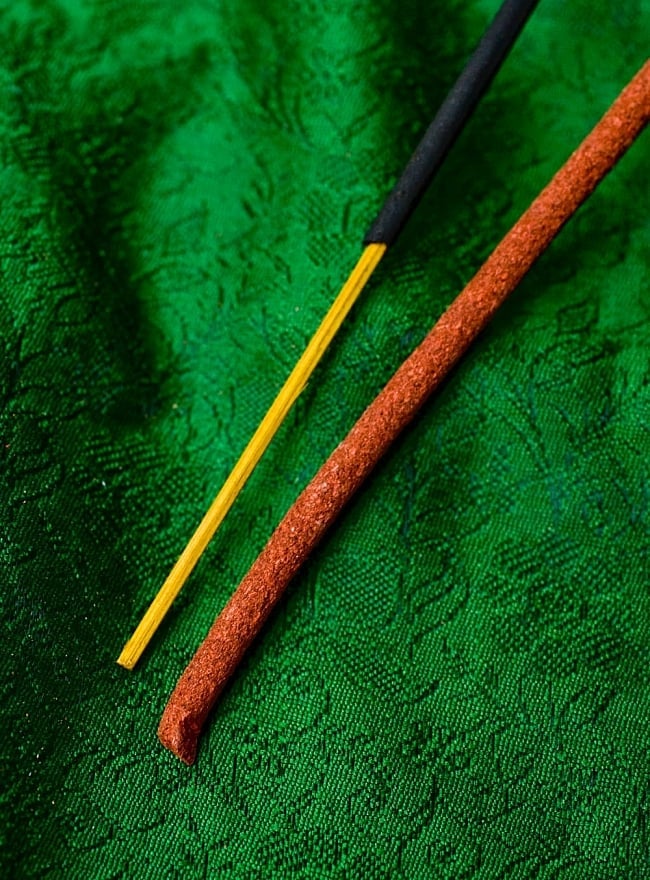 【6個セット】SHINKHAM KUNKHYAB HEALING INCENSE -チベタンヒーリング香 5 - インド香との違いはこのようになります。細いほうがインド香で、太いほうがチベット香です。

