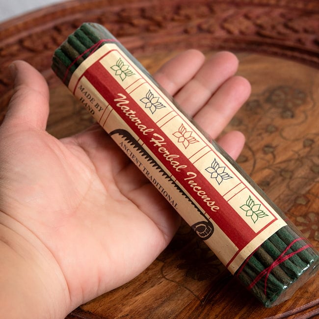 【6個セット】Natural Herbal Insence ナチュラルハーブ香　35種のハーブを伝統レシピで配合 4 - 手に持つとこのようなサイズ感です

