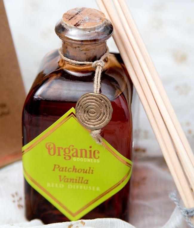 【6個セット】Organic GOODNESS - リードディフューザー - パチュリー・バニラ 3 - ボトルをアップにしました。取り外すとストラップにできそうなインド伝統の金属パーツ付きです
