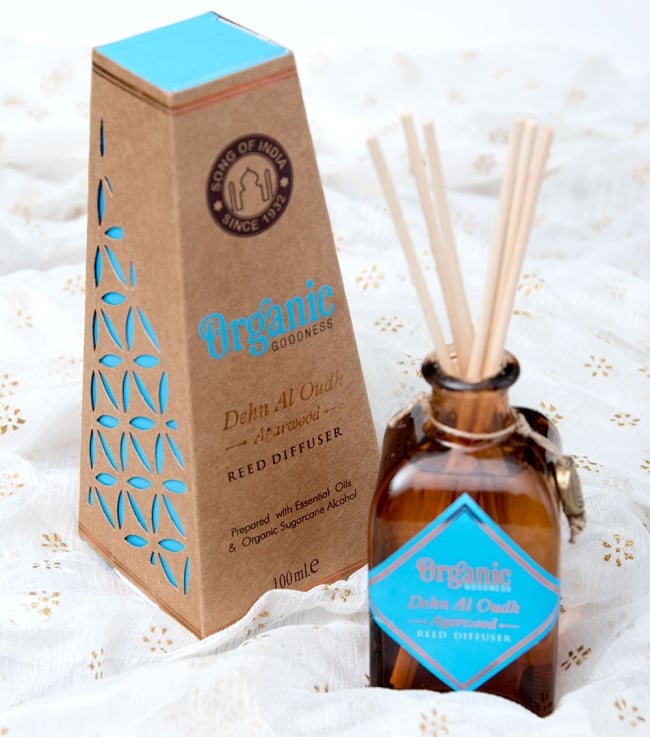 【6個セット】Organic GOODNESS - リードディフューザー - パチュリー・バニラ 8 - コルクを開け、ディフューザー・スティックを差し込んでみました。この様な状態で香りが約一ヶ月程度持続します
