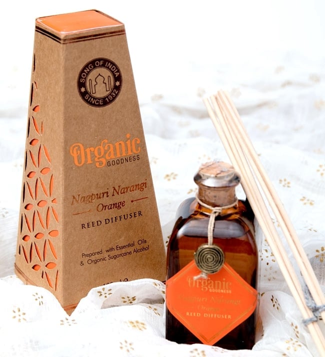 【6個セット】Organic GOODNESS - リードディフューザー - ナグプーリ・ナランギ オレンジ 2 - 茶色のパッケージの中に、アロマリキッドが入ったボトル、ディフューザーの棒、コルク抜きが入っています