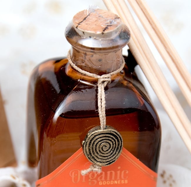 【6個セット】Organic GOODNESS - リードディフューザー - ナグプーリ・ナランギ オレンジ 3 - ボトルをアップにしました。取り外すとストラップにできそうなインド伝統の金属パーツ付きです