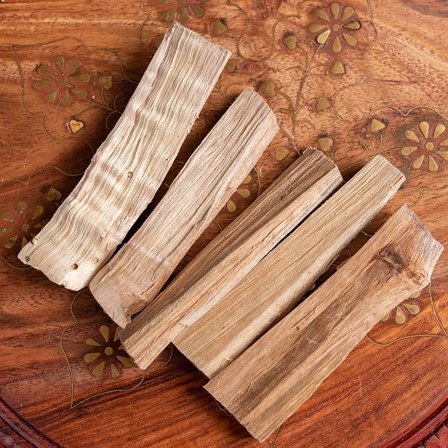 【6個セット】ヒンドゥー教の儀式で用いられる　樟脳の原木スティックタイプ　Camphor(Kapoor) 香木　お香【約50g程度】 4 - 広げてみたところです。木のサイズには個体差があります。