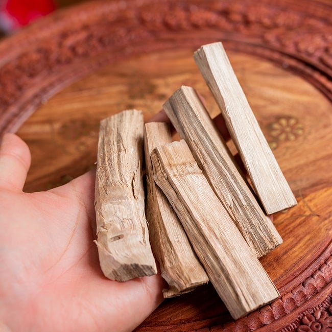 【6個セット】ヒンドゥー教の儀式で用いられる　樟脳の原木スティックタイプ　Camphor(Kapoor) 香木　お香【約50g程度】 7 - このくらいのサイズ感になります