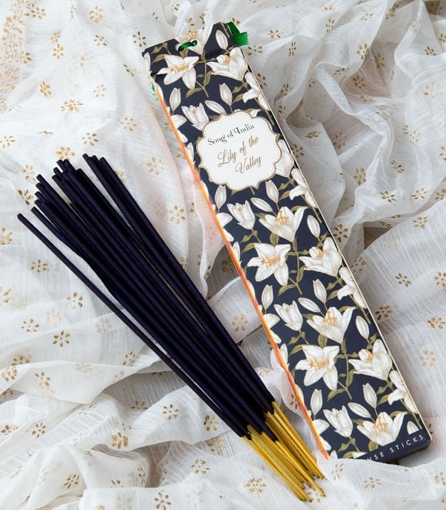 【6個セット】Song of India - Little Pleasures香 - 谷に咲く百合の香り 2 - パッケージ全体写真です。リボンが巻かれていてかわいいので、ギフトにもお使いいただけます。多少のパッケージ変更がある場合もございます。ご了承くださいませ。