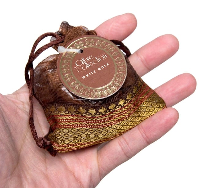 【6個セット】オーガンジーの袋入りコーンお香セット - ホワイト・ムスク 6 - サイズ比較のために手に持ってみました