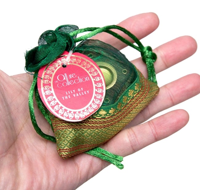 【6個セット】オーガンジーの袋入りコーンお香セット - 谷に咲く百合 6 - サイズ比較のために手に持ってみました