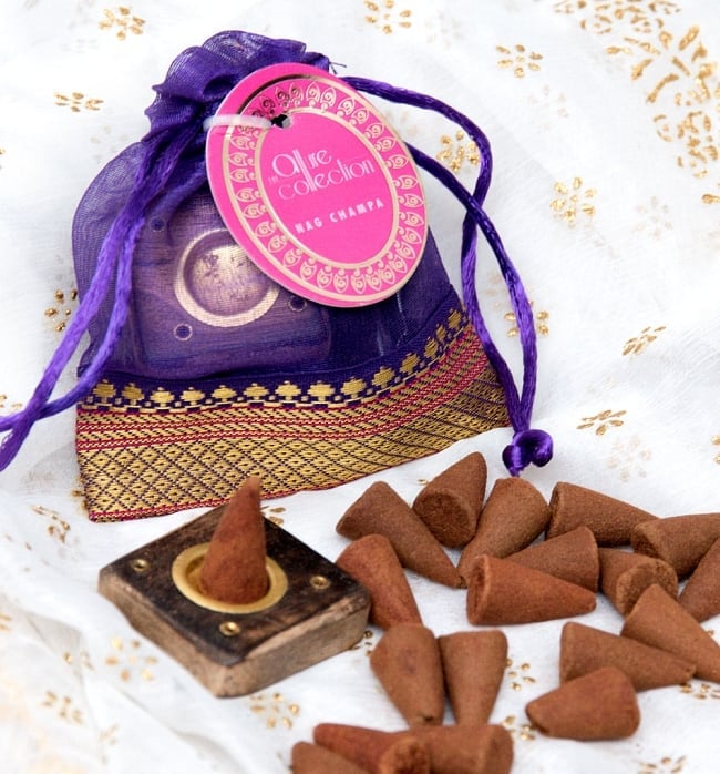 【6個セット】オーガンジーの袋入りコーンお香セット - ナグ・チャンパ 4 - 中には木のお香たてとお香が20個入っています