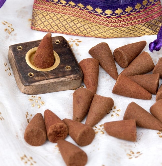 【6個セット】オーガンジーの袋入りコーンお香セット - ナグ・チャンパ 5 - 木のお香たてとお香をアップにしました