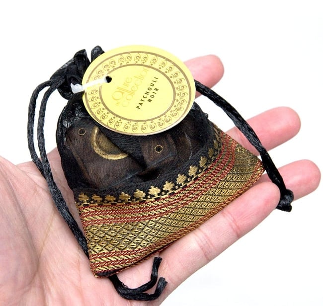 【6個セット】オーガンジーの袋入りコーンお香セット - パチュリー・ノワール 6 - サイズ比較のために手に持ってみました