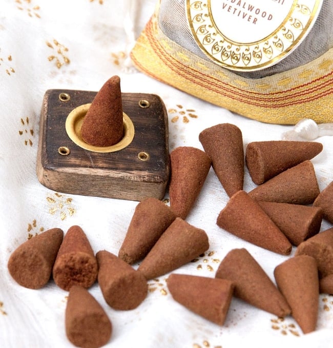 【6個セット】オーガンジーの袋入りコーンお香セット - サンダルウッド 5 - 木のお香たてとお香をアップにしました