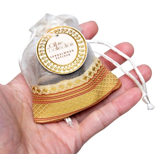 【6個セット】オーガンジーの袋入りコーンお香セット - サンダルウッド 6 - サイズ比較のために手に持ってみました