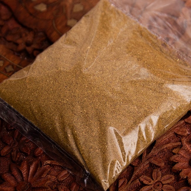 【6個セット】Juniper Leaf Dhoop-ジュニパーリープ香 4 - 中に入っているものはこんな感じです。シナモンなど、色々なスパイスやお香の原料を混ぜて作られています