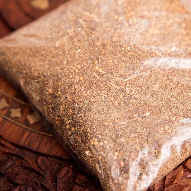 【6個セット】Dakini Dhoop-チベットの女神 4 - 中に入っているものはこんな感じです。シナモンなど、色々なスパイスやお香の原料を混ぜて作られています