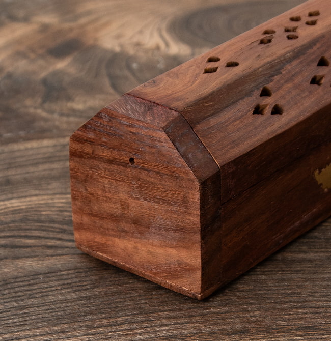 シーシャムウッドの 木製 箱型香立て 象さん 5 - お香を差す穴が貫通しています。