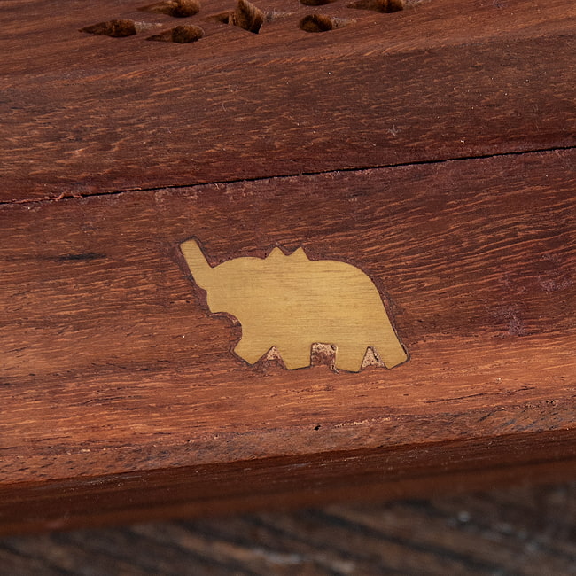 シーシャムウッドの 木製 箱型香立て 象さん 6 - 側面には象さんの飾りが施されています。
