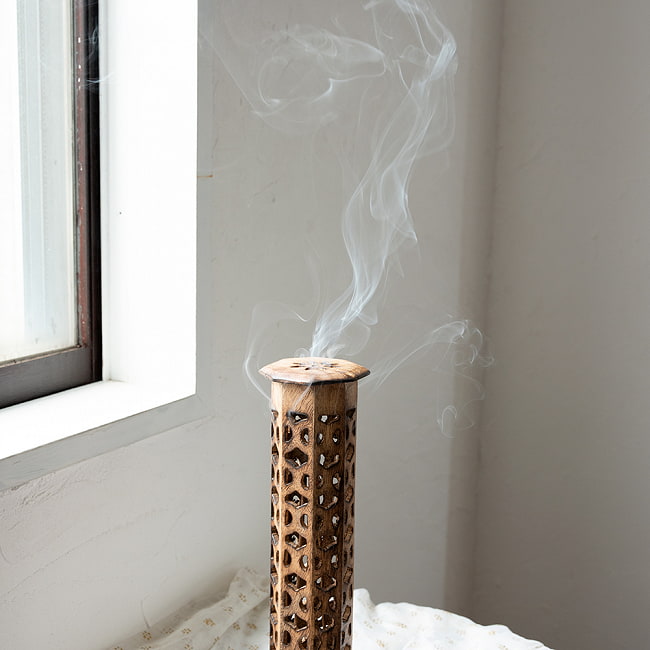 マンゴーウッド タワー型お香立て【縦31cm】 6 - お香の煙が美しい。