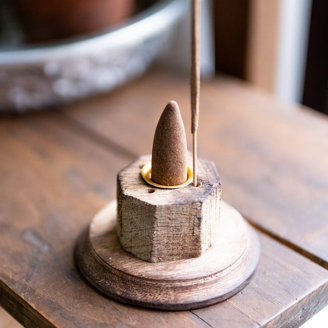 マンゴーウッド タワー型お香立て【約30cm】 6 - コーン香もスティック香もこのように立てられます。
