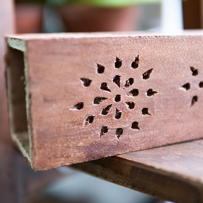 インドの木製 タワー型お香立て【約30cm】 3 - 彫りの拡大写真です。