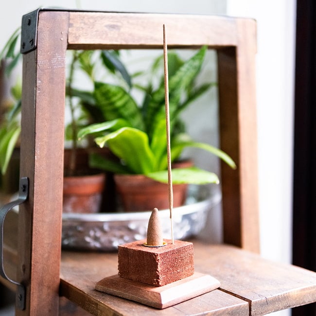 インドの木製 タワー型お香立て【約30cm】 5 - コーン香もスティック香もこのように置くことができます。