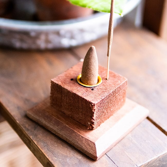 インドの木製 タワー型お香立て【約30cm】 6 - コーン香もスティック香もこのように置くことができます。