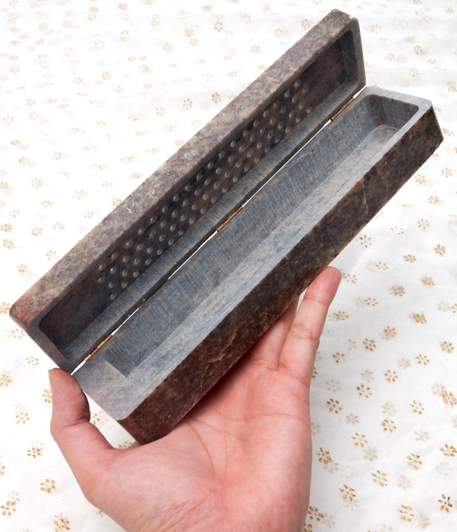 ソープストーン箱型香立て - 焦げ茶系 6 - サイズを感じていただく為、手に持ったところの写真です。(以下の写真は、同ジャンル品の物となります。)