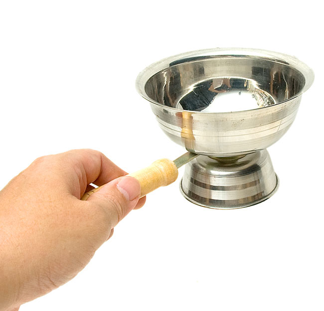 インドの取っ手付き香炉(12cm) 3 - 手にもつとこれくらいの大きさです。