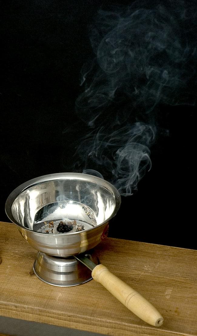 インドの取っ手付き香炉(12cm) 5 - 実際にお香を焚いてみるとこのようなイメージになります