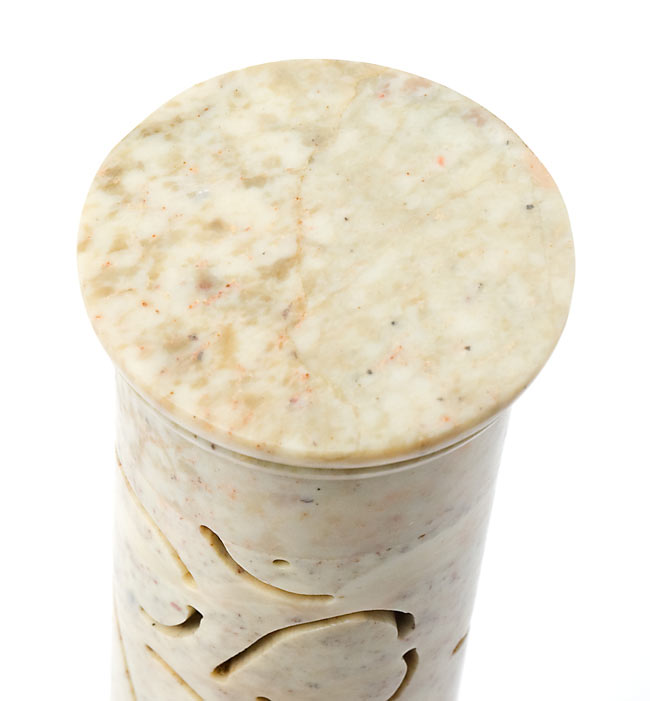 ソープストーン 筒型香立て - 蔦 2 - 上部の写真です。素材の質感が滑らかです