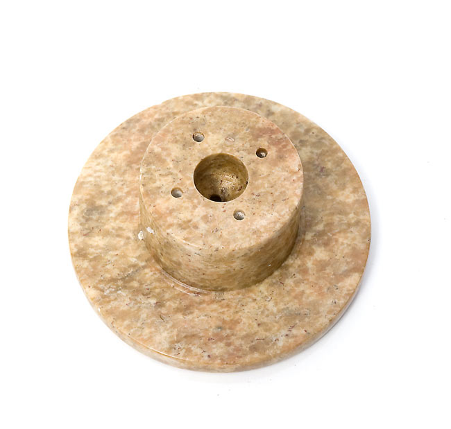 ソープストーン 筒型香立て - 蔦 5 - 底部の写真です。お香を五本まで立てられるようになっています。