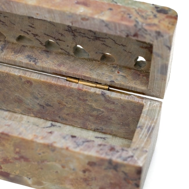 ソープストーン箱型 小型お香立て - 枝 6 - 上蓋は蝶番によって繋がれており、スムースに開閉します。