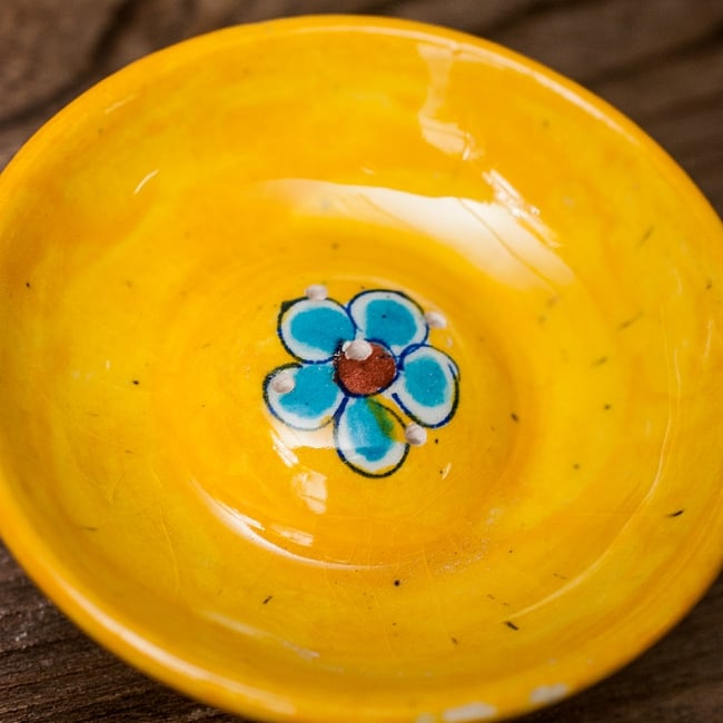 ジャイプール陶器のお香立て 丸型 - 黄色 2 - 中央部分は盛り上がっていて可愛い造形です。こちらはA:シンプルです。