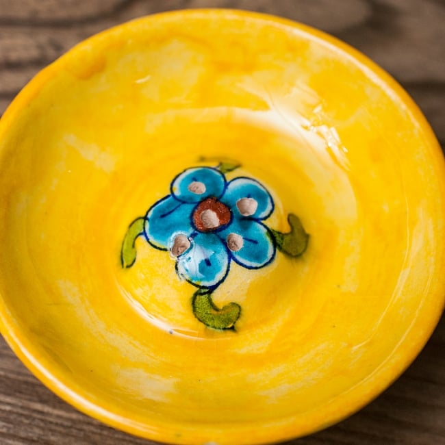 ジャイプール陶器のお香立て 丸型 - 黄色 4 - こちらはB:草ありです。ちょっとだけデザインが違います。