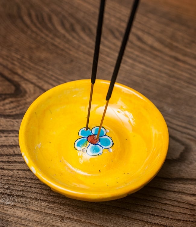 ジャイプール陶器のお香立て 丸型 - 黄色の写真1枚目です。ぬくもりのある手塗りの陶器お香立てです。チベット香,お香立て,吉兆,チベタン