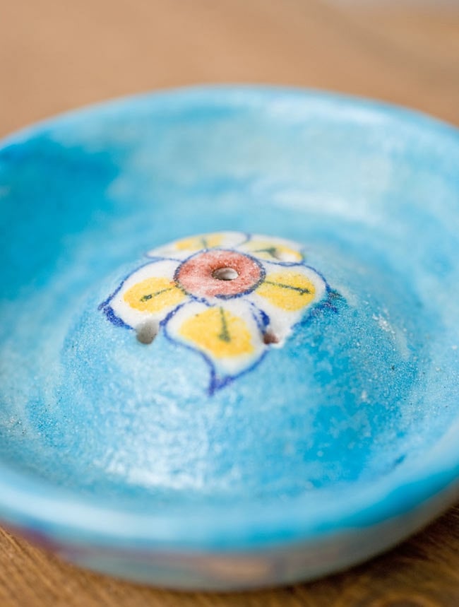 ジャイプール陶器のお香立て 丸型 - 水色に黄花 2 - 中央部分は盛り上がっていて可愛い造形です。