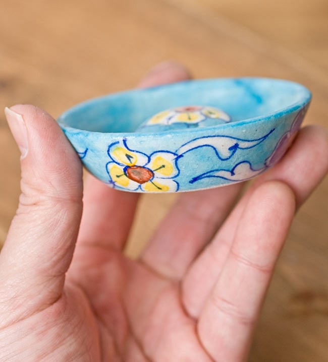 ジャイプール陶器のお香立て 丸型 - 水色に黄花 3 - 側面にも可愛いペイントが施されています。