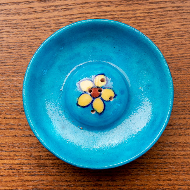 ジャイプール陶器のお香立て 丸型 - 水色に黄色花 4 - 真上から見てみました。シンプルで飽きのこないデザインですね。