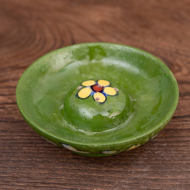 ジャイプール陶器のお香立て 丸型 - みどりに黄水色花 2 - 中央部分は盛り上がっていて可愛い造形です。