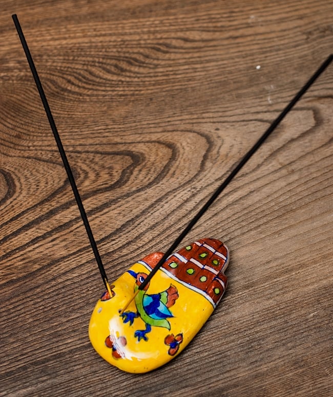 ジャイプール陶器の手のひら型お香立て 2 - お香をセットしてみました。