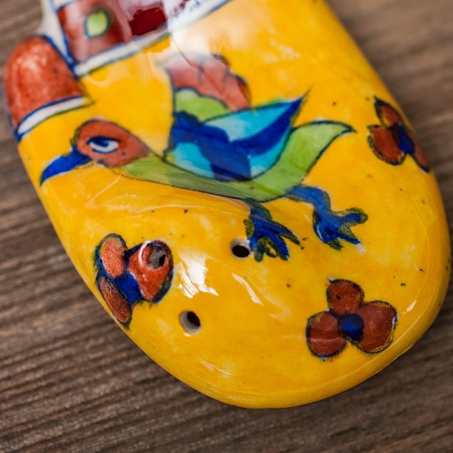 ジャイプール陶器の手のひら型お香立て 3 - 近づいてみてみました。エスニックなデザインがとってもキュートです。親指のつけねのふっくらした部分にお香をセットする穴があります。