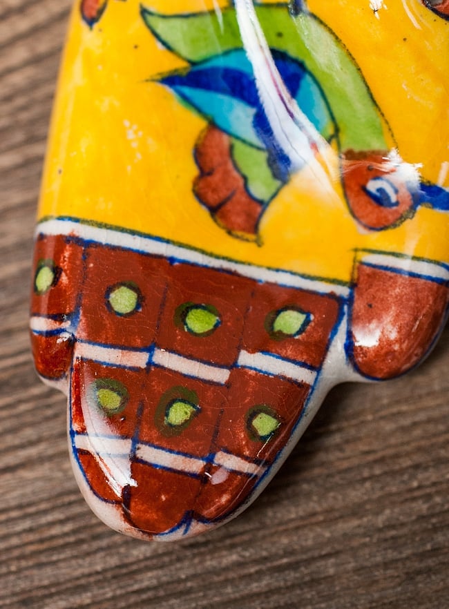 ジャイプール陶器の手のひら型お香立て 4 - こちらは指側です。インドらしい想像力が発揮されたペイントですね。