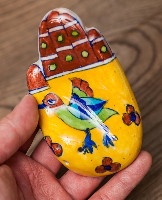 ジャイプール陶器の手のひら型お香立て 5 - 手にとってみるとこれくらいの大きさです。