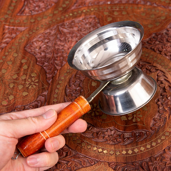 アラティの儀式で使われる　プージャ用インドの取っ手付き香炉 Dhoopakal(10cm) 7 - このくらいのサイズ感になります