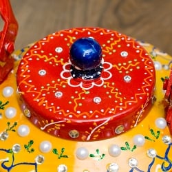 インドのデコレーションやかん - 赤×黄グリーンストーン - サブ3