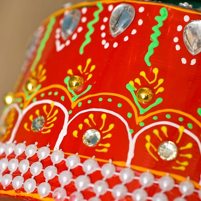 インドのデコレーションやかん - 赤×緑クリアストーンA 6 - 全て手作りなので、同じデザインの物でも1点1点装飾が異なります