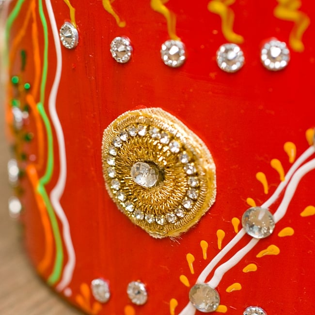 インドのデコレーションやかん - 赤×黄ゴールドワッペン 5 - 細かいところまで装飾されています